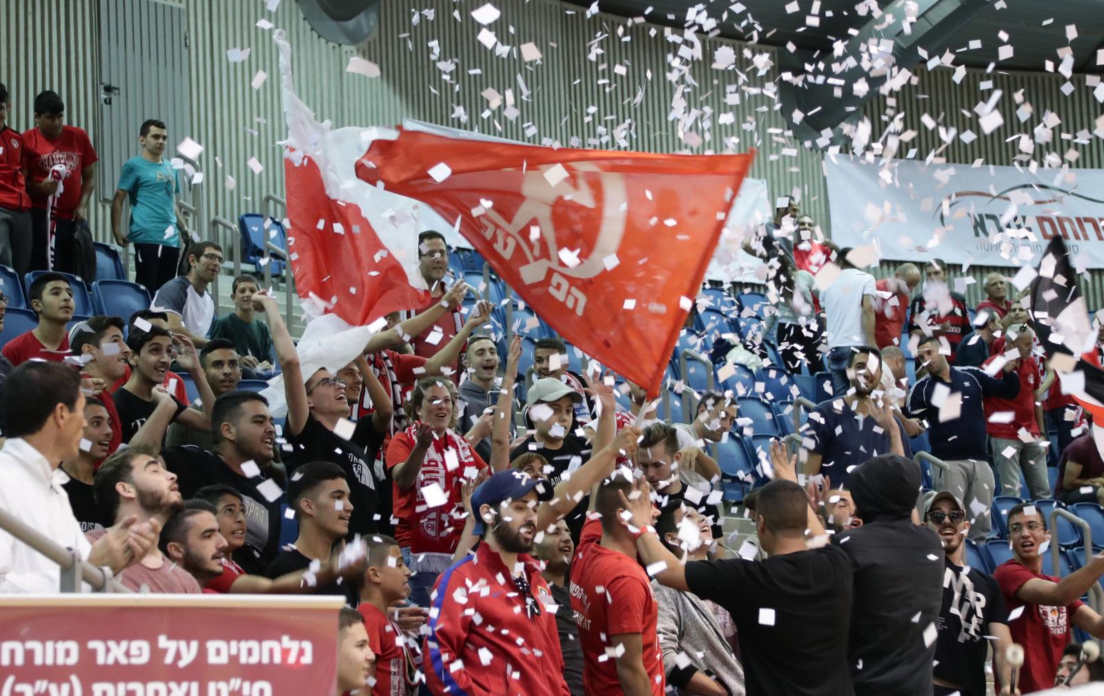 אוהדים אדומים מעודדים בקונכייה. ''באר שבע, באר שבע'' (צילום: דני מרון, באדיבות מנהלת הליגה)